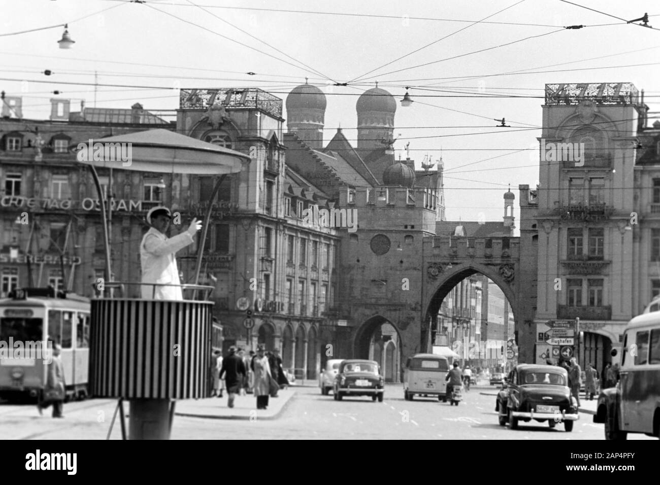 Auf dem Verkehrsleiter, Karlsplatz Stachus, genannt mit und den Karlstor Türmen der Frauenkirche, 1957. Gardien de la circulation sur la place Karlsplatz, également connu sous le nom de Stachus, Karlstor et clochers Frauenkirche avec en arrière-plan, 1957. Banque D'Images