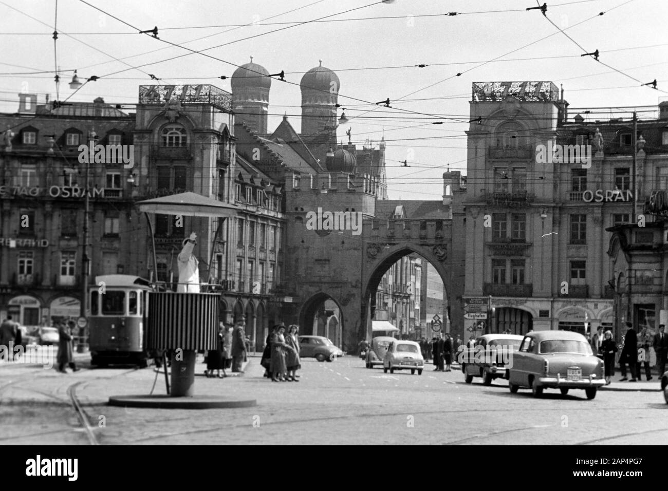 Auf dem Verkehrsleiter, Karlsplatz Stachus, genannt mit und den Karlstor Türmen der Frauenkirche, 1957. Gardien de la circulation sur la place Karlsplatz, également connu sous le nom de Stachus, Karlstor et clochers Frauenkirche avec en arrière-plan, 1957. Banque D'Images