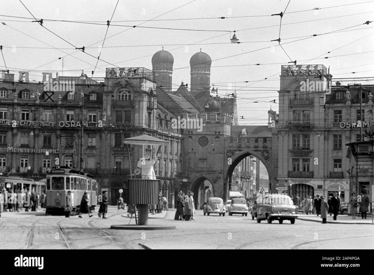 Auf dem Verkehrsleiter, Karlsplatz Stachus, genannt mit und den Karlstor Türmen der Frauenkirche, 1957. Gardien de la circulation sur la place Karlsplatz, également connu sous le nom de Stachus, Karlstor et clochers Frauenkirche avec en arrière-plan, 1957. Banque D'Images