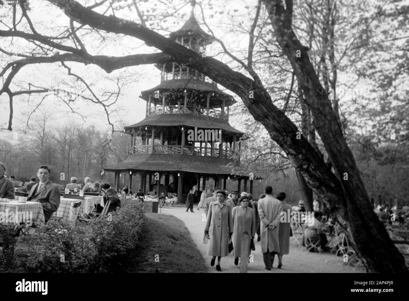 Der Chinesische Turm Anglais im Garten, 1957. La tour chinoise au jardin anglais, 1957. Banque D'Images