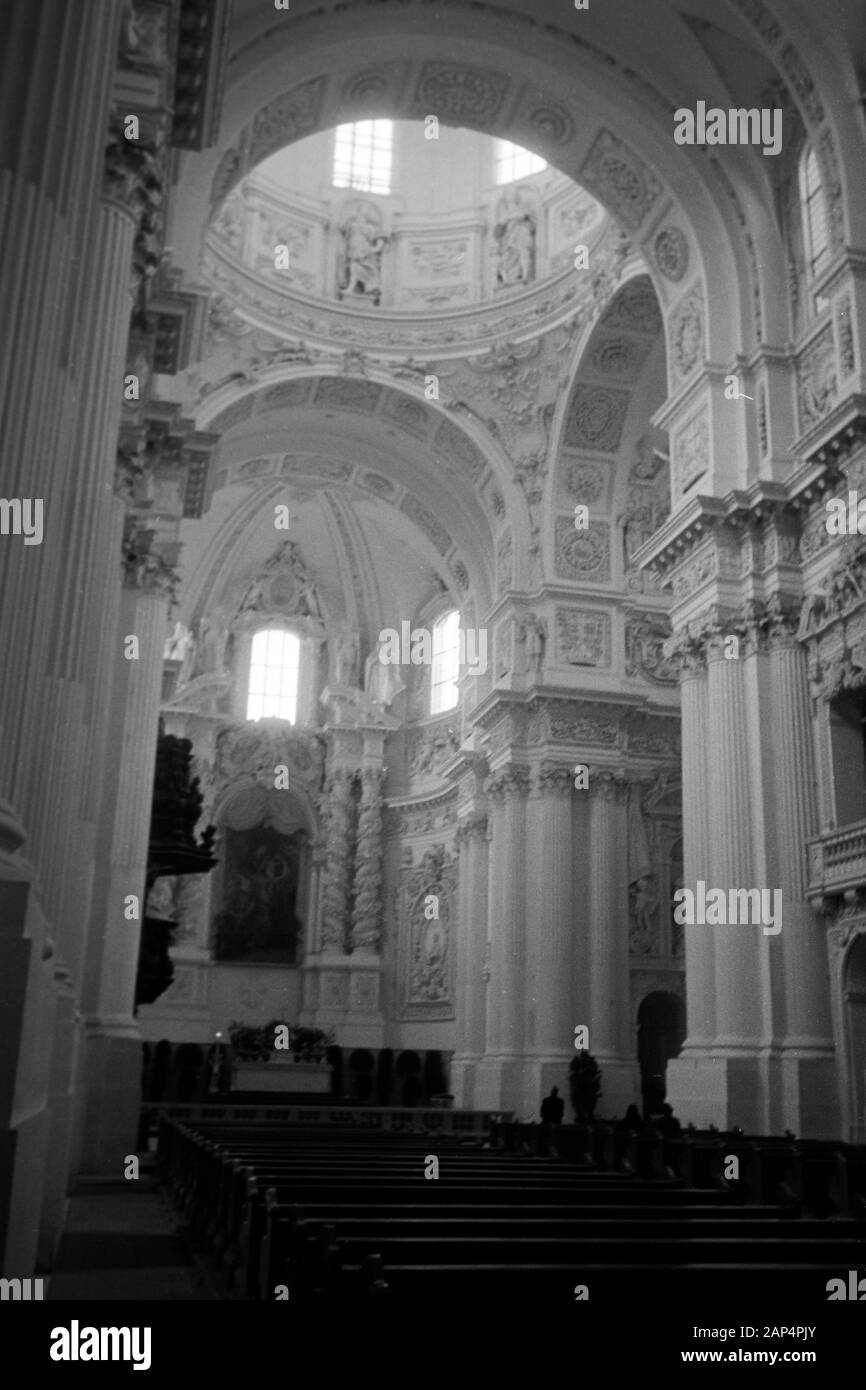 Der Hochaltar dans der Theatinerkirche Kajetan St., 1957. Le maître-autel à Theatine Church St. Cajetan, 1957. Banque D'Images