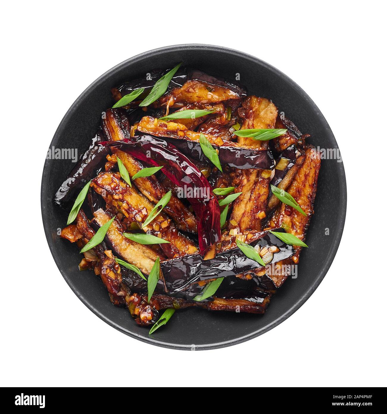 Sauté d'Aubergines du Sichuan isolée au fond blanc. Faire revenir l'aubergine la cuisine chinoise est plat avec des aubergines frites, piment, différents s Banque D'Images