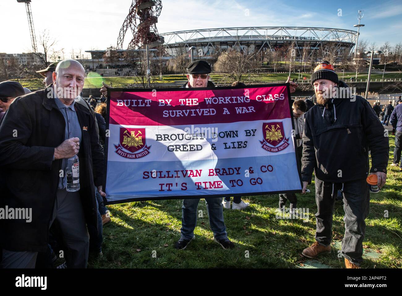 Les fans de football Unis de Angry West Ham protestent contre les co-propriétaires de West Ham, David Sullivan et David Gold, à l'extérieur du stade olympique West Ham, Stratford. Banque D'Images