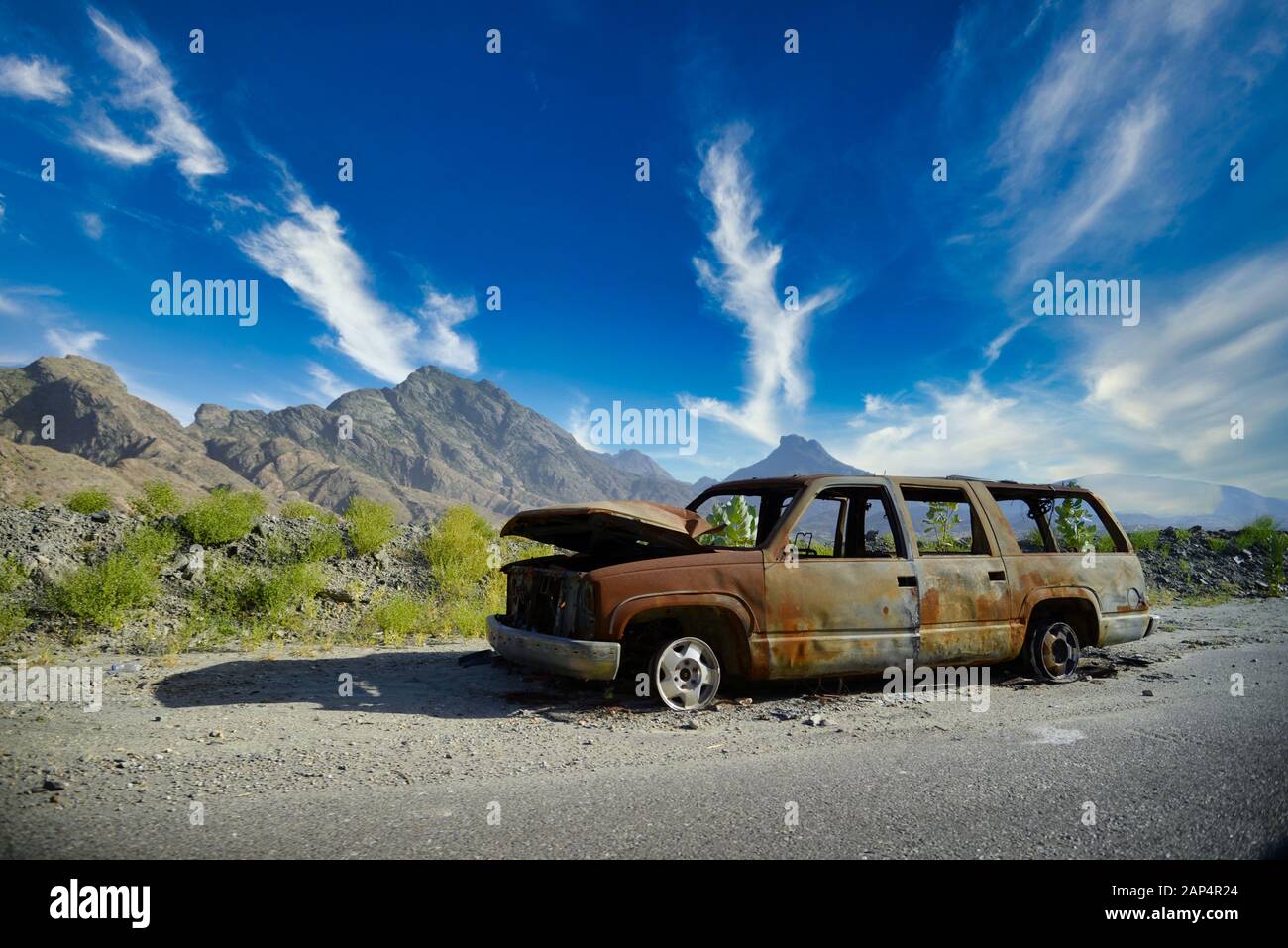 Voiture brûlée dans la région abandonnée de l'Arabie Saoudite Banque D'Images