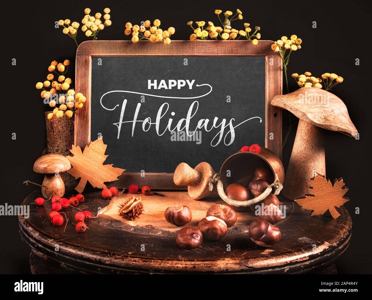 Toujours sur la vie de l'automne noir avec les champignons, les baies, les feuilles d'automne et le texte 'Bonjour' sur un tableau. Cette image est tonique. Banque D'Images