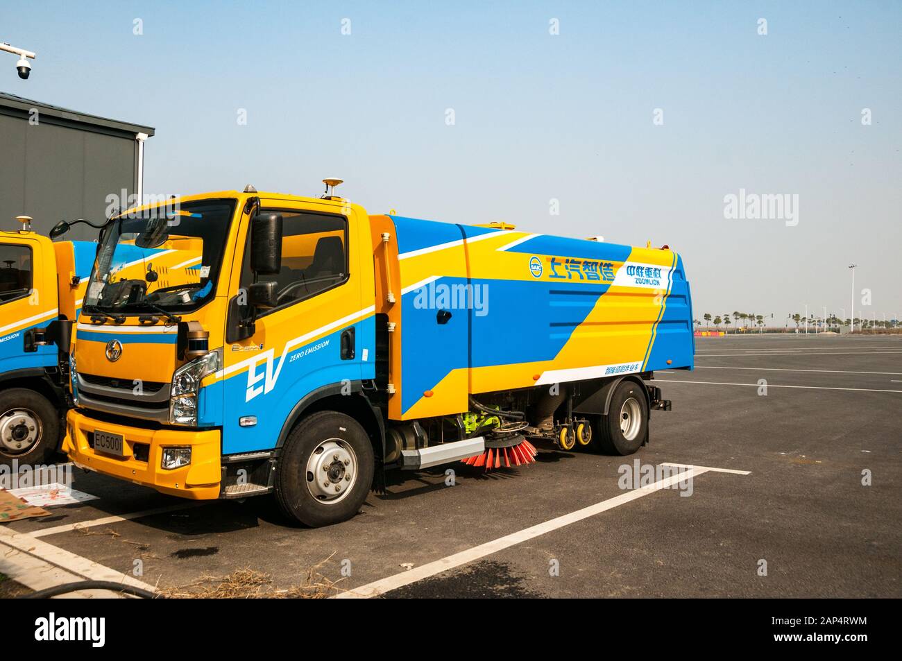 Un Yuejin EC500i converti en balai routier par Zoomlion et avec LIDAR pour conduite autonome sur le terrain autonome d'essai de véhicules à Lingang, Shangha Banque D'Images