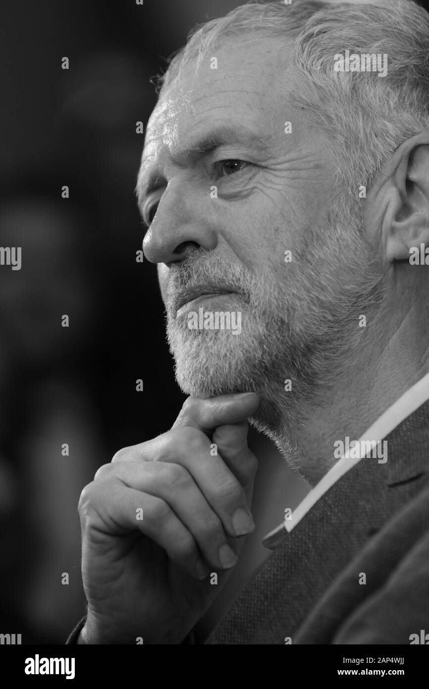 Londres, Royaume-Uni, le 10 Sep 2015 : Jeremy Corbyn, député d'Islington au nord et candidat à l'élection à la direction du Parti du Travail, parle à des partisans à la Rock Tower à Londres. Banque D'Images