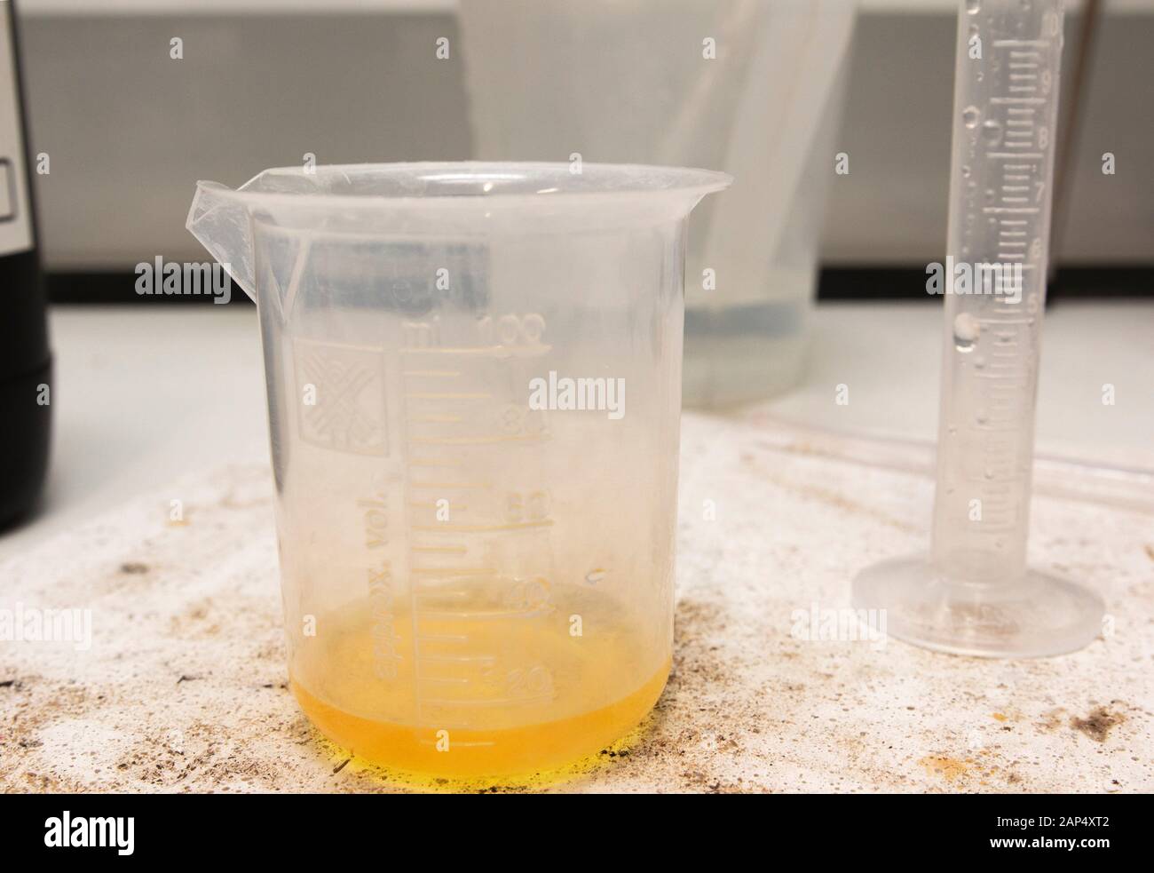Faire de l'eau de brome dans une salle de préparation scolaire, Royaume-Uni Banque D'Images
