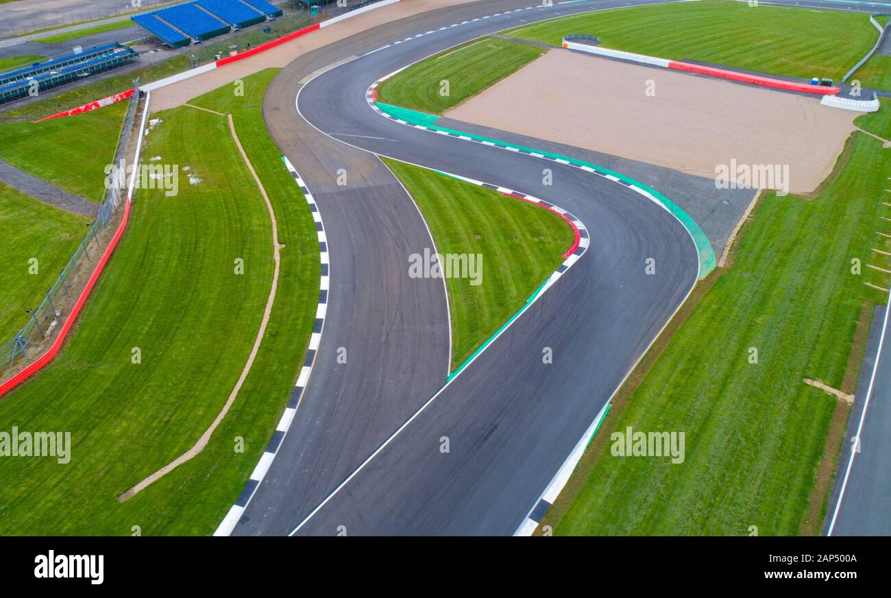 Courber sur une piste de course sur la piste de course Silverstone. Drone shot prendre légalement avec permission Banque D'Images