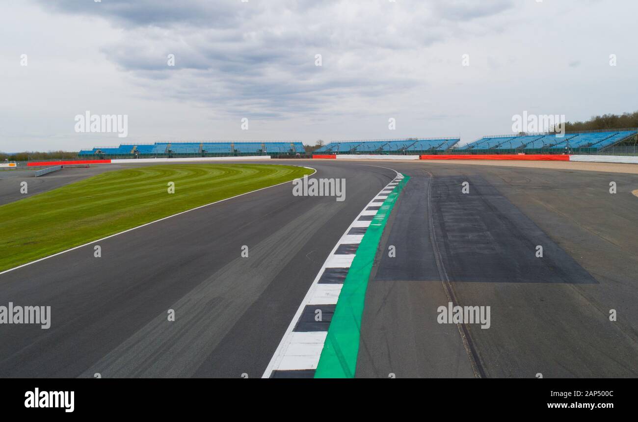 Courber sur une piste de course sur la piste de course Silverstone. Drone shot prendre légalement avec permission Banque D'Images