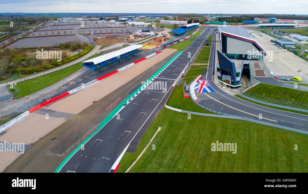 Le bâtiment de l'aile sur la piste de course Silverstone. Drone shot prendre légalement avec permission Banque D'Images