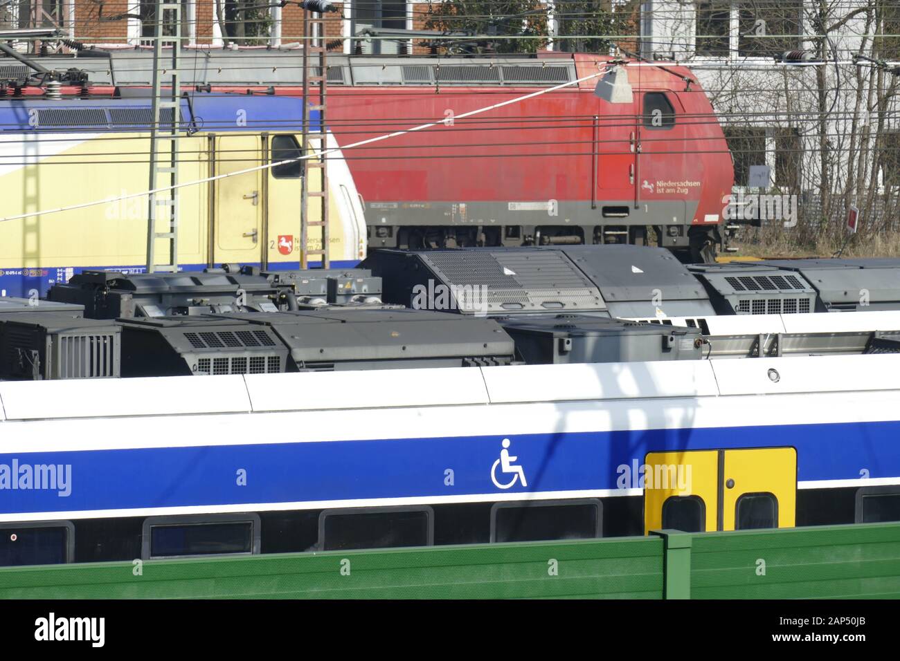 Trains locaux, systèmes ferroviaires, Green Noise Barrier, Brême, Allemagne Banque D'Images