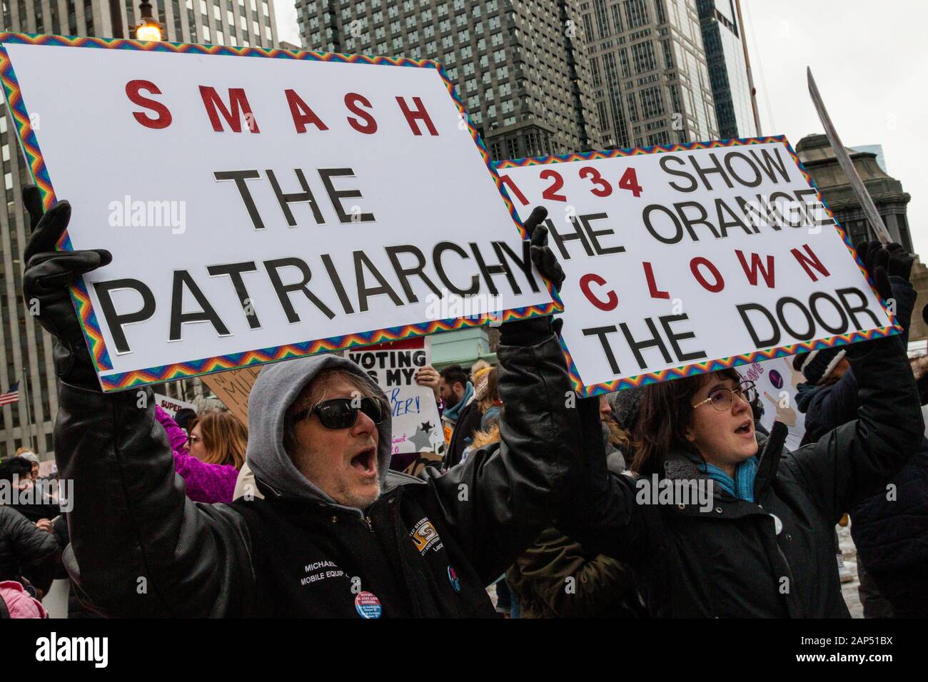 Les manifestants lors de la Marche des femmes de Chicago 2020, tenue le 18 janvier. La marche a débuté à Columbus Drive et Jackson Boulevard et a continué dans la boucle pour la Plaza, après quoi une grande partie des manifestants ont continué à marcher vers Trump Tower à Wabash Avenue et de la rivière Chicago. Banque D'Images