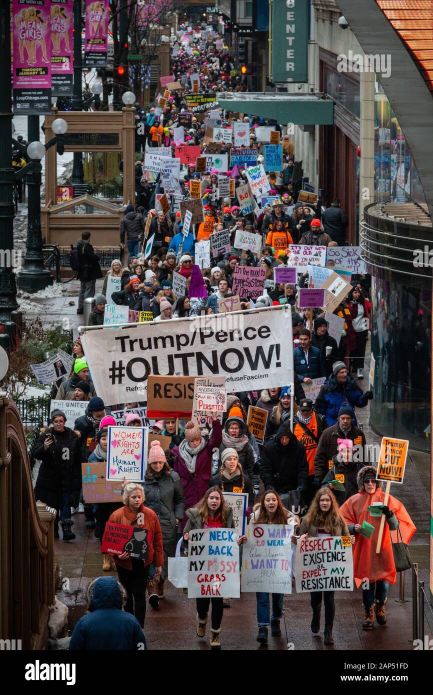 Les manifestants lors de la Marche des femmes de Chicago 2020, tenue le 18 janvier. La marche a débuté à Columbus Drive et Jackson Boulevard et a continué dans la boucle pour la Plaza, après quoi une grande partie des manifestants ont continué à marcher vers Trump Tower à Wabash Avenue et de la rivière Chicago. Banque D'Images