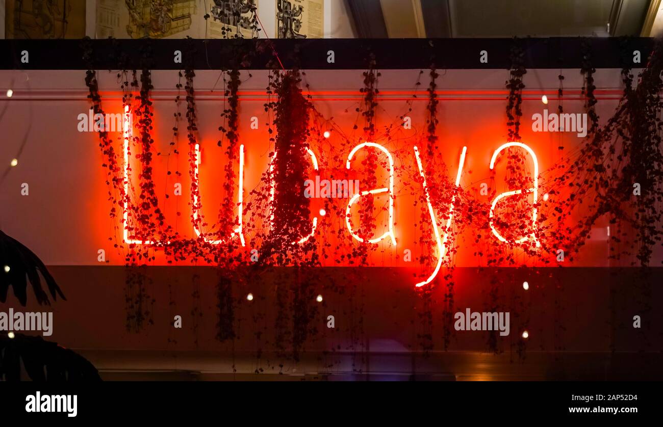 Lucaya café maison néon signe à Liverpool Banque D'Images