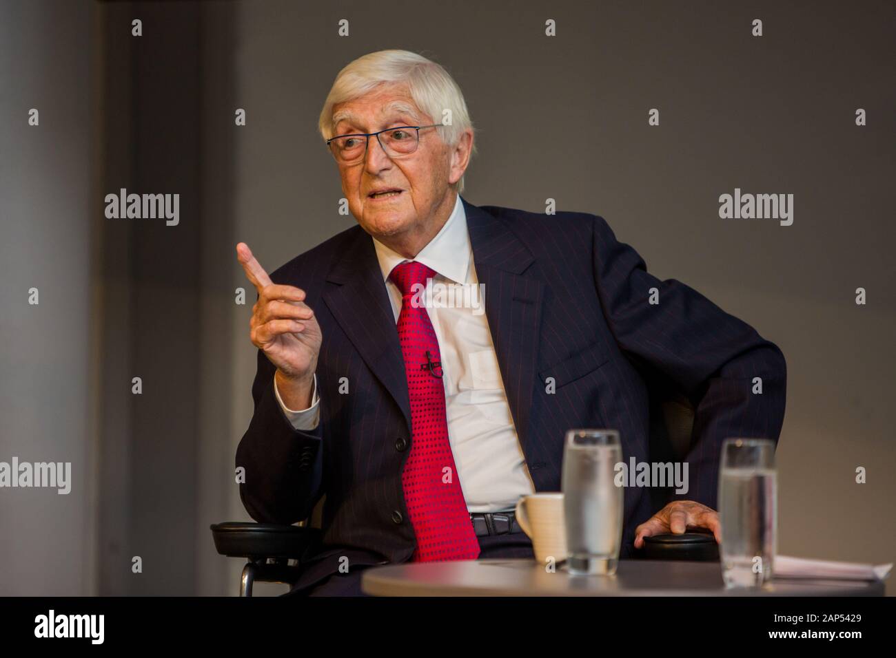 Entretien avec Sir Michael Parkinson CBE, le diffuseur anglais, journaliste, auteur et animateur de la télévision. Il était également présentateur de radio Banque D'Images