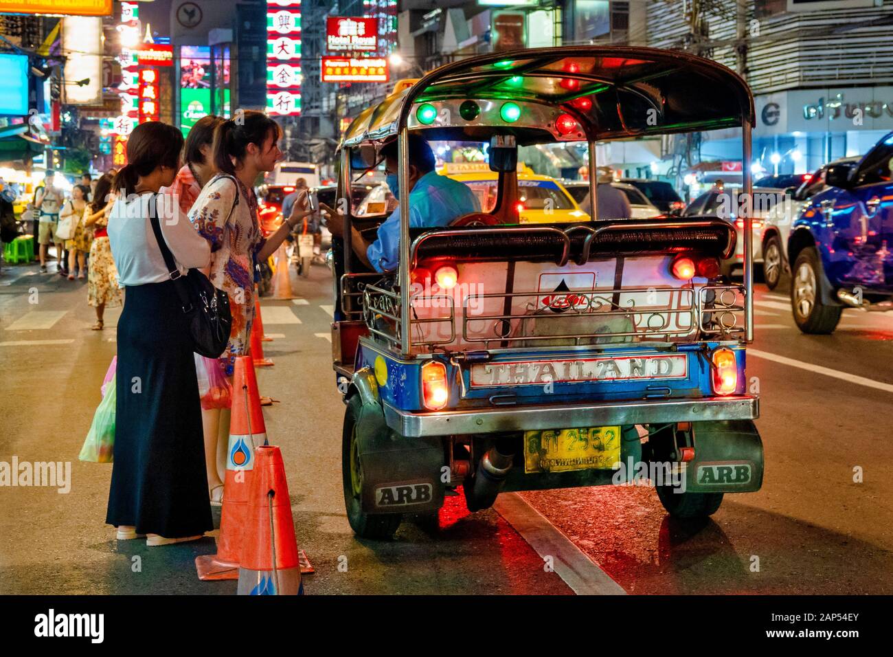 Les touristes marchandant avec un Tuk Tuk driver dans Yaowarat Road, dans le quartier chinois de Bangkok, Bangkok, Thaïlande Banque D'Images