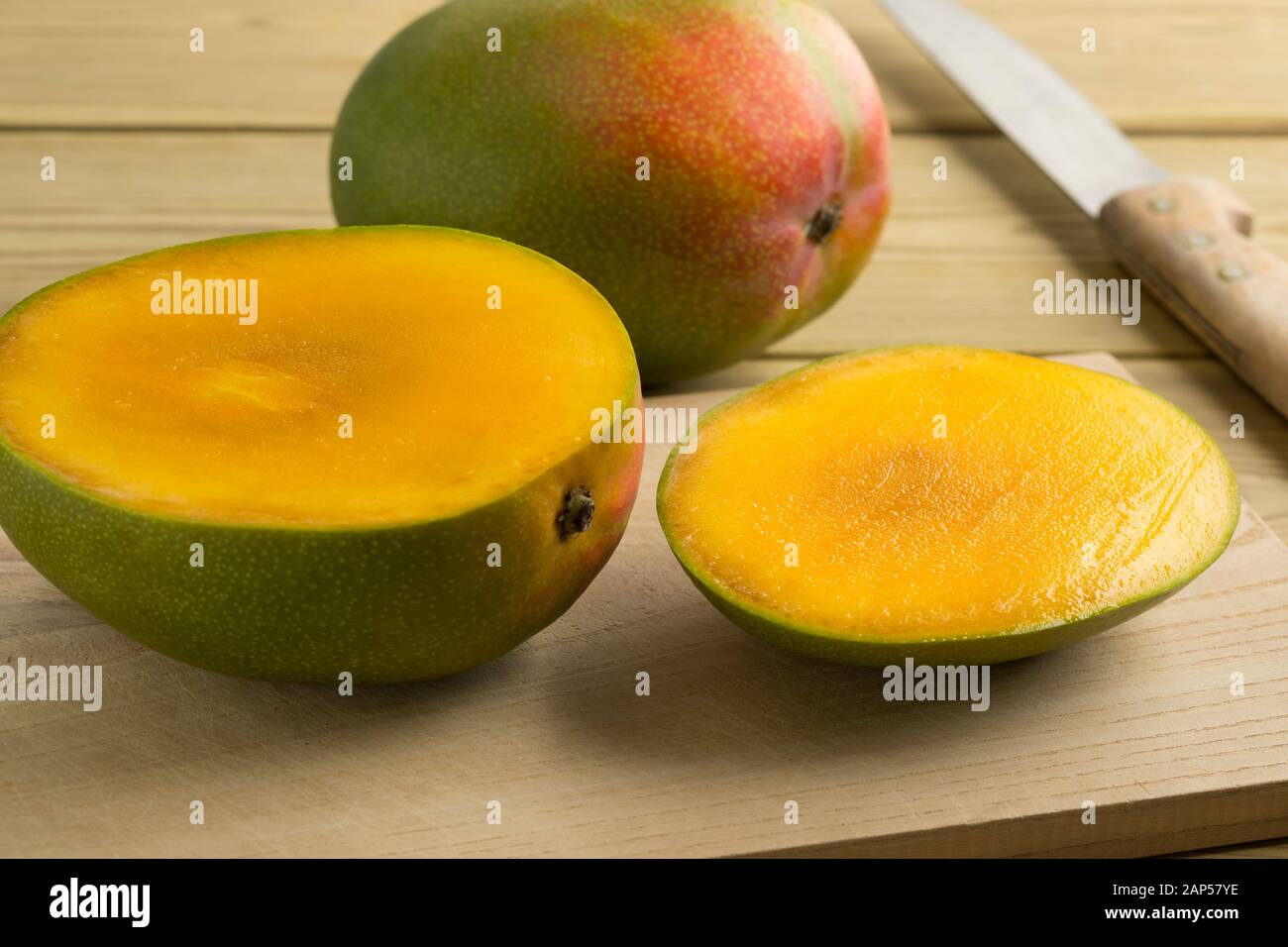 Mangue fraîche coupée en tranches et toute une mangue dans le fond blanc d'arrière-plan Banque D'Images