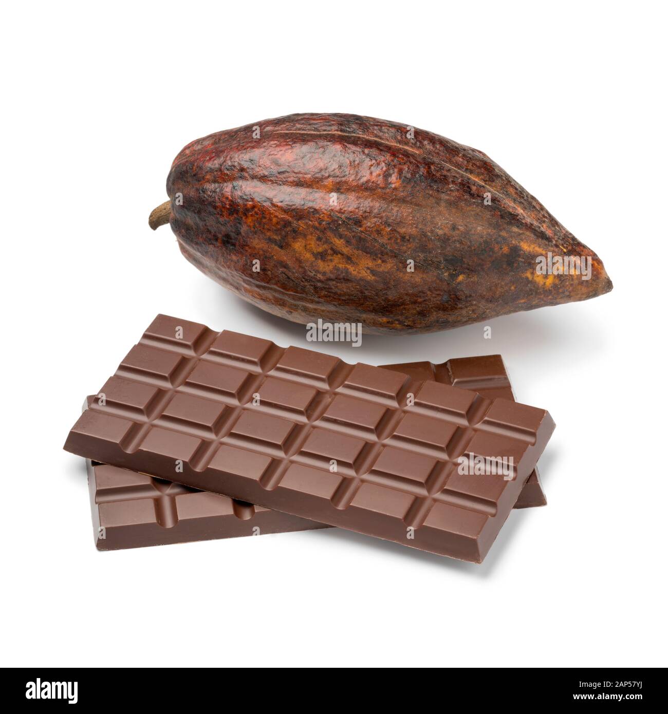 Fruits de cacao entiers crus et barres de chocolat isolés sur fond blanc Banque D'Images