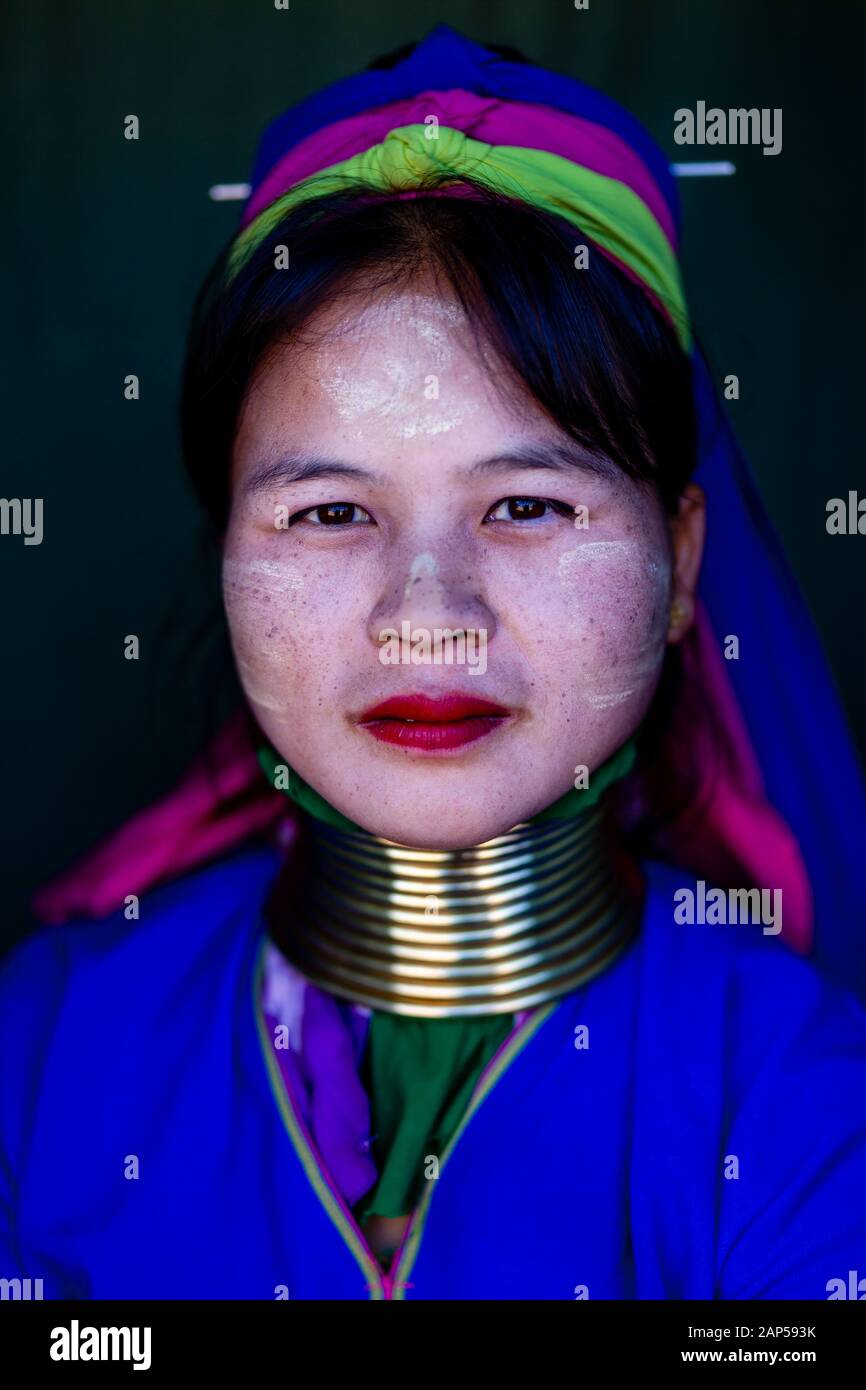 Un Portrait d'une jeune Kayan ethniques (long cou) Femme, Loikaw, l'État de Kayah, Myanmar. Banque D'Images