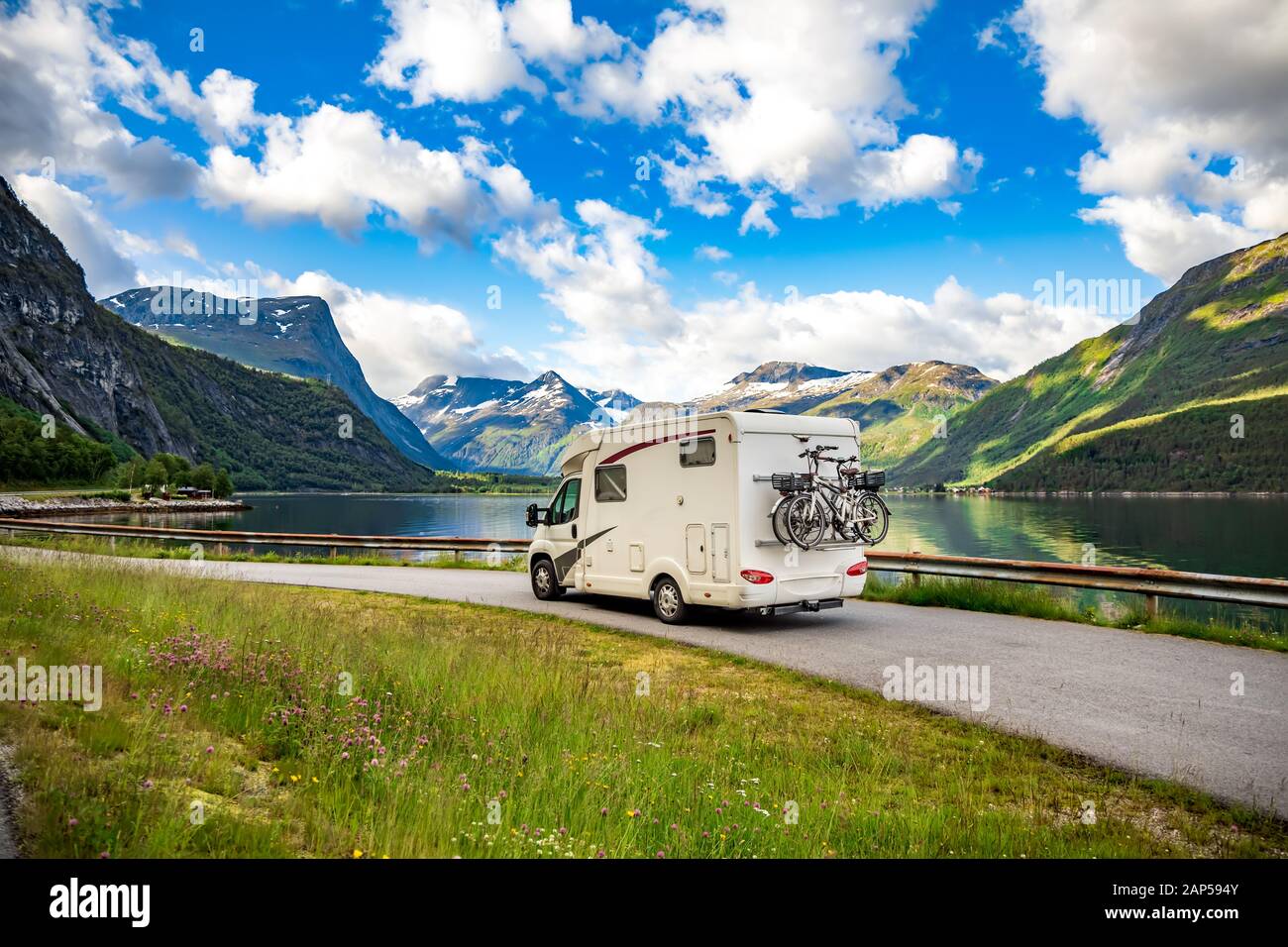 Vacances famille billet RV, vacances voyage en camping-car, caravane location de vacances. Belle Nature Norvège paysage naturel. Banque D'Images