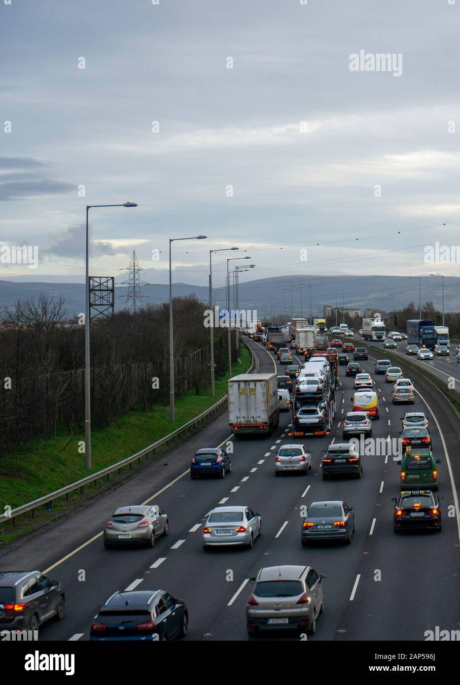 Circulation aux heures de pointe sur l'autoroute M50 de Dublin. Banque D'Images