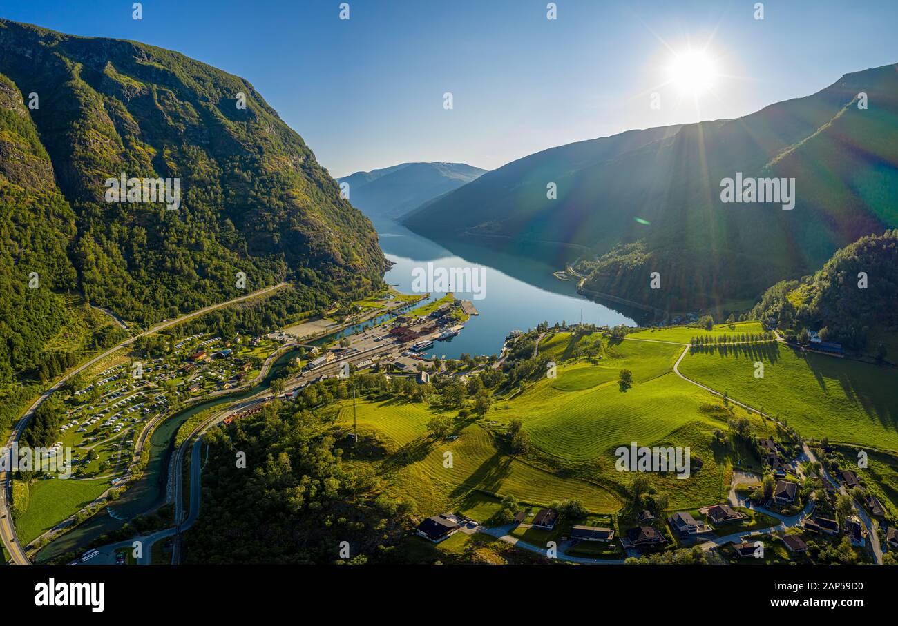 Ville d'Aurlandsfjord Flam, à l'aube. Belle Nature Norvège paysage naturel. Banque D'Images
