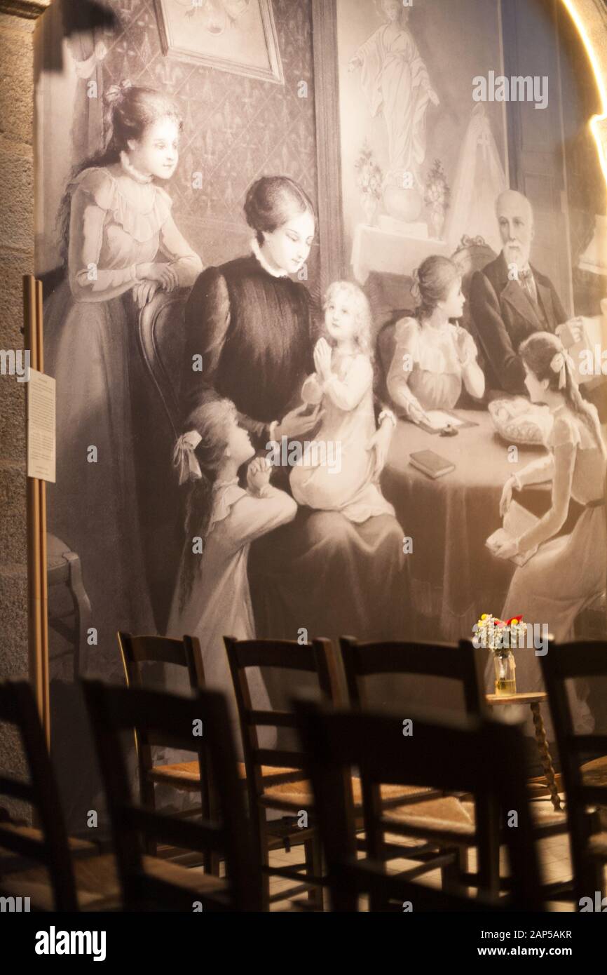 Représentation de St.Thérèse de Lisieux avec sa famille pieuse dans la Basilique notre-Dame, Alençon, Normandie, France Banque D'Images