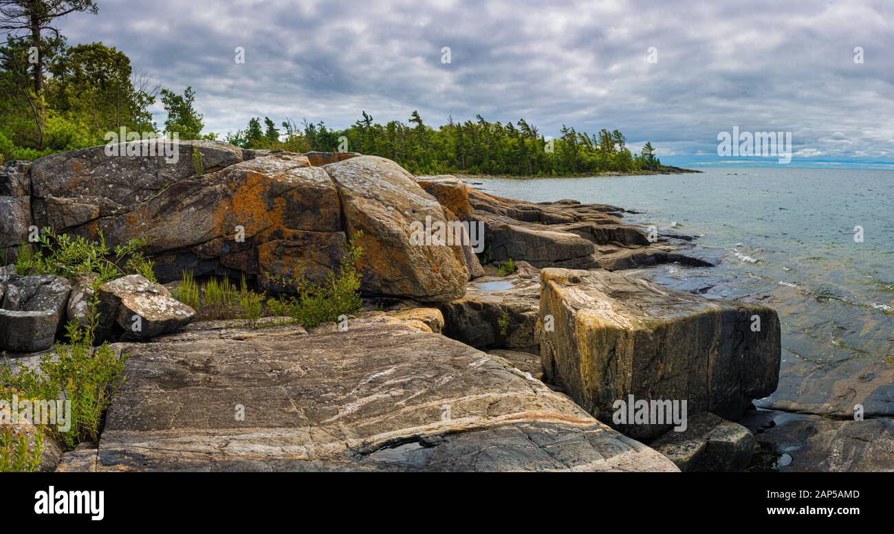 Roches gneiss à bandes multiples sur le rivage d'une île dans l'archipel de 30 000 îles de la baie Georgienne, en Ontario, au Canada. Banque D'Images
