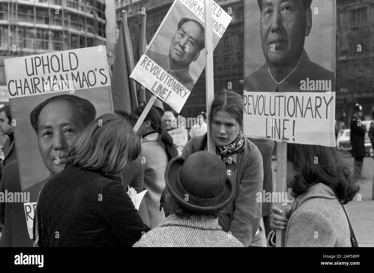 Mao Zedong Mao Tse-tung affiches les étudiants maoïstes se rassemblent pour soutenir le président Mao, «soutenir la ligne révolutionnaire du président Mao». Londres 1976 manifestation du Parti communiste de Grande-Bretagne. 1970 Royaume-Uni HOMER SYKES Banque D'Images