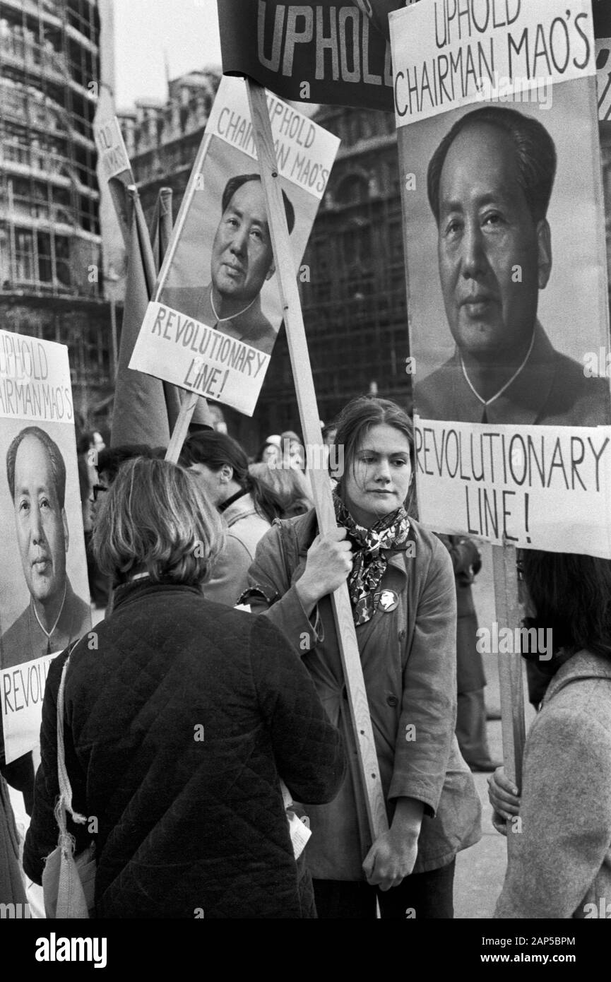 Mao Zedong Mao Tse-tung affiches les étudiants maoïstes se rassemblent pour soutenir le président Mao, «soutenir la ligne révolutionnaire du président Mao». Londres 1976 manifestation du Parti communiste de Grande-Bretagne. 1970 Royaume-Uni HOMER SYKES Banque D'Images