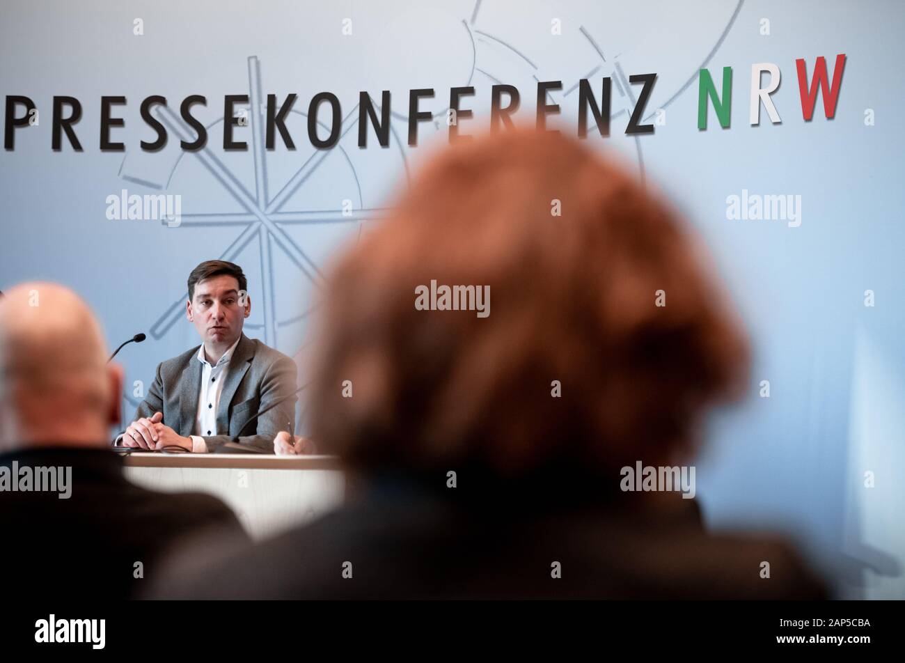 Düsseldorf, Allemagne. 21 Jan, 2020. Sebastian Hartmann est assis à la conférence de presse, et s'adresse aux journalistes. L'état conférence de presse avec le président de la NRW-SPD sur les questions aura lieu dans le parlement de l'Etat à Düsseldorf. Credit : Fabian Strauch/dpa/Alamy Live News Banque D'Images