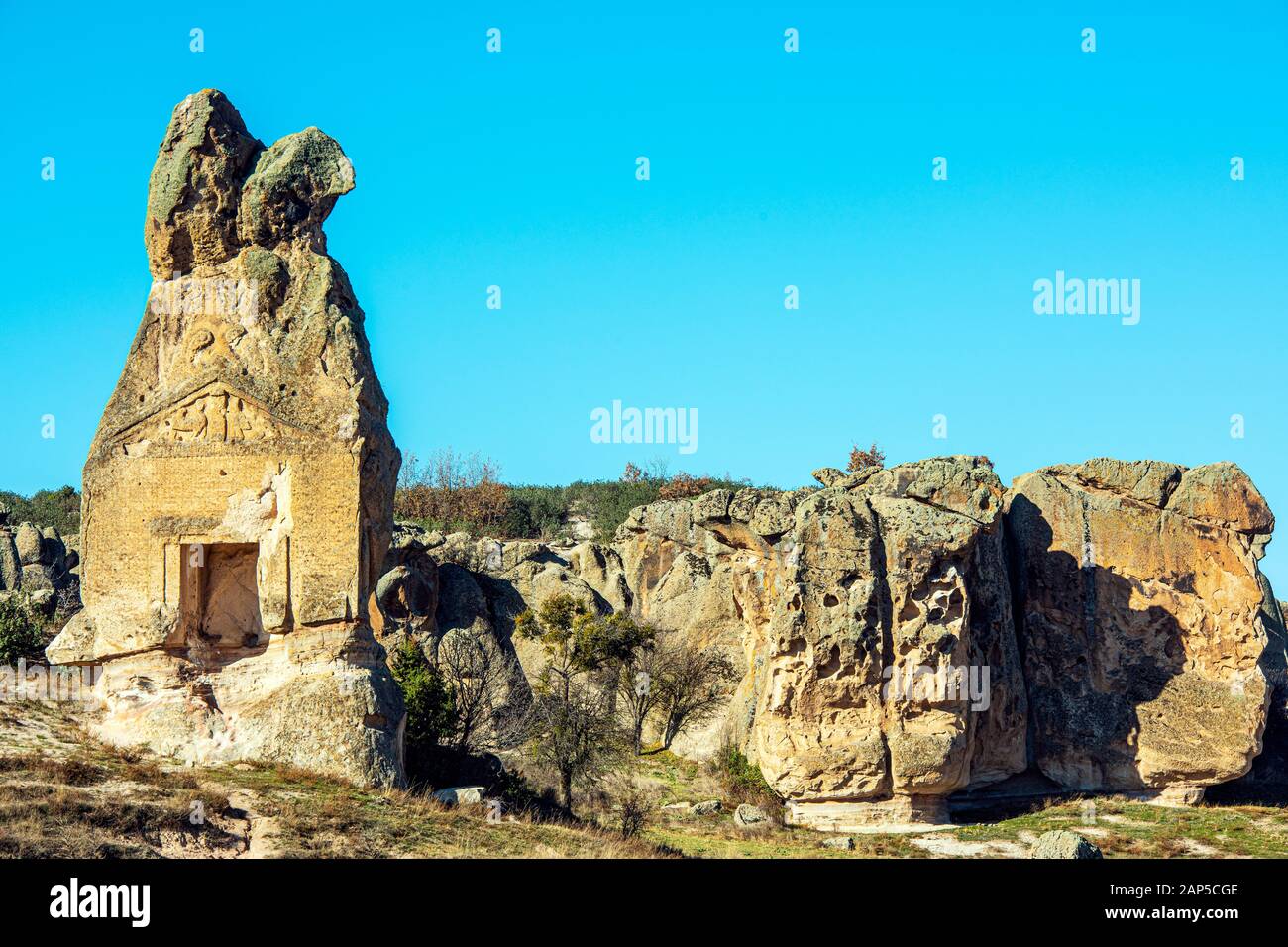 Türkei, Provinz Afyonkarahisar, Phrygien, bei, Döger Arslankaya Tuffstein Kultfassade mit ein monolithe Banque D'Images