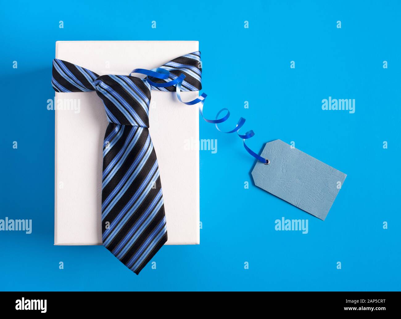 Boîte-cadeau avec cravate rayée bleue. Joyeuse fête des pères idée, signe,  symbole. Arrière-plan de vacances Photo Stock - Alamy