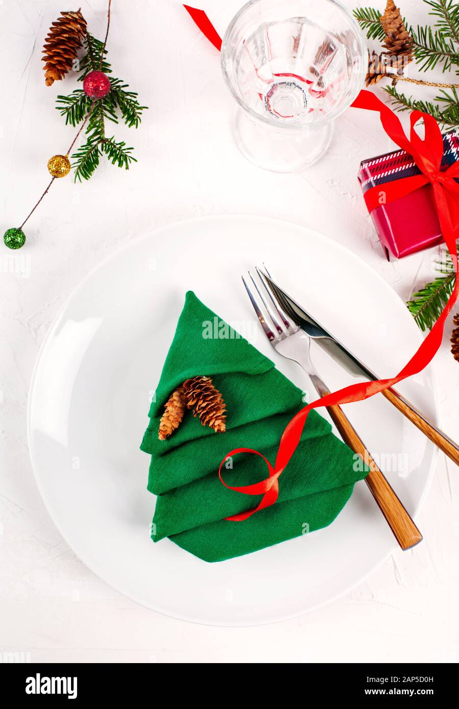 Réglage de la table de Noël avec les plaques blanches et vert sapin de Noël  pliage de serviettes sur fond blanc. Vue de dessus, copiez l'espace Photo  Stock - Alamy