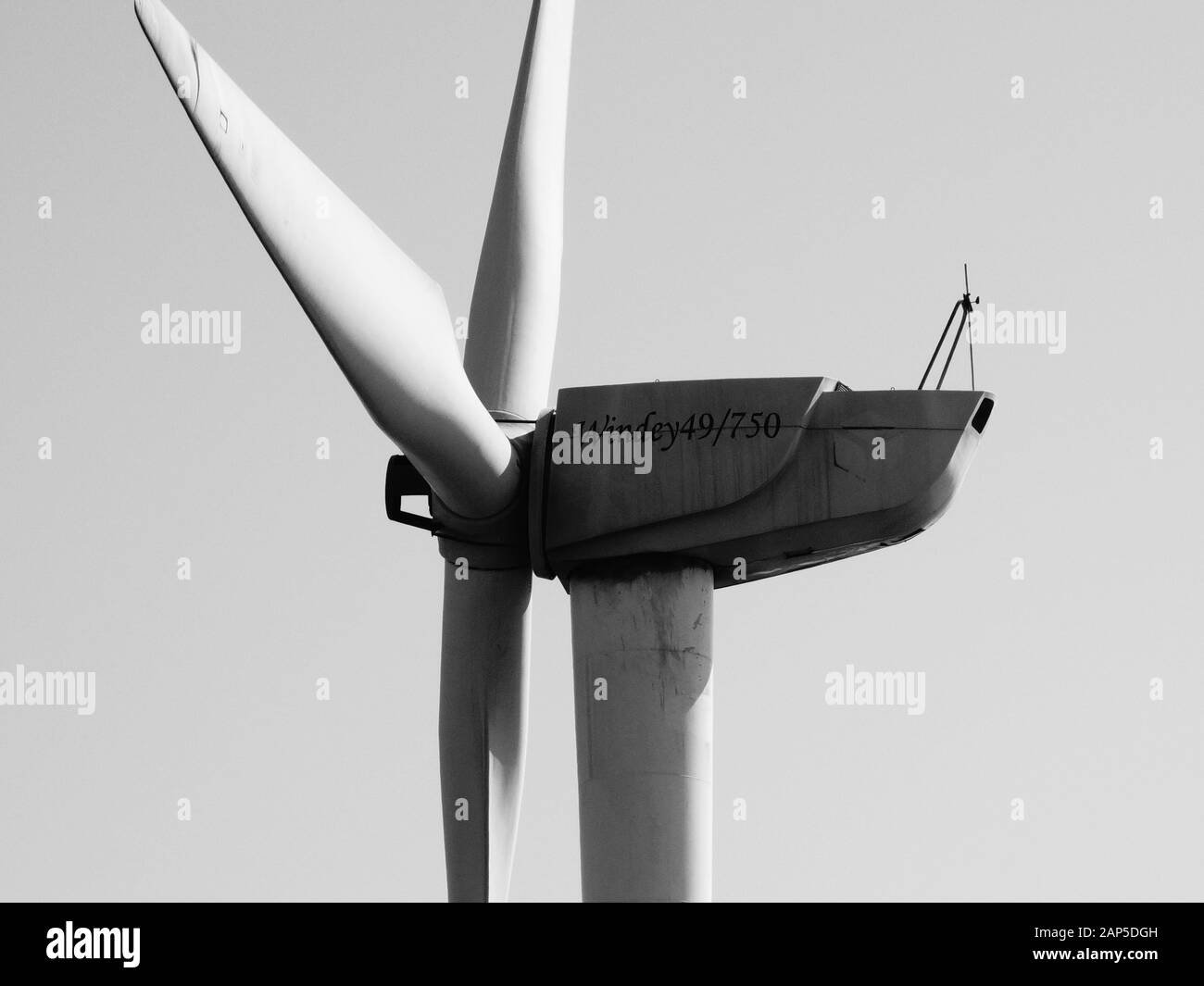 Zhejiang, Chine - 30 mars 2014 : éolienne Winne 49/750 sur la montagne Kuocang vue rapprochée Banque D'Images