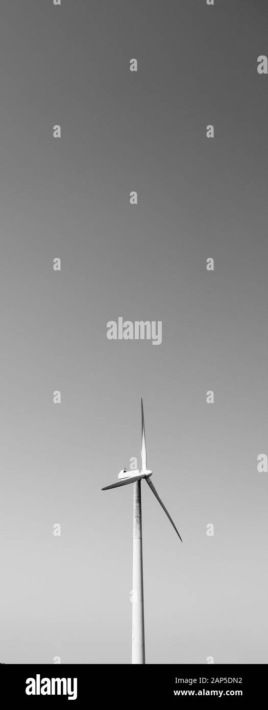 Éolienne simple avec ciel gris Banque D'Images