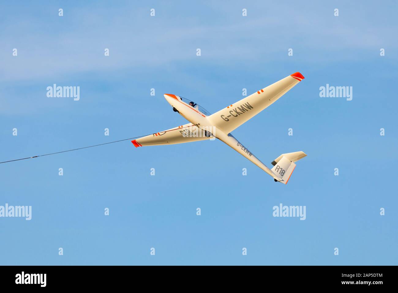 Alexander Schleicher ASK21 glider sailplane, R18, de la Royal Air Force et de vol planeur Association, RAFGSA, treuil se lance dans le ciel. Banque D'Images