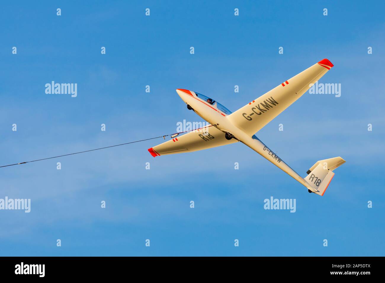 Alexander Schleicher ASK21 glider sailplane, R18, de la Royal Air Force et de vol planeur Association, RAFGSA, treuil se lance dans le ciel. Banque D'Images