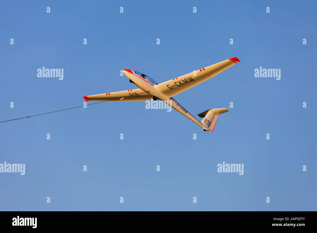 Alexander Schleicher ASK21 glider sailplane, R18, de la Royal Air Force et de vol planeur Association, RAFGSA, treuil se lance dans le ciel. Banque D'Images