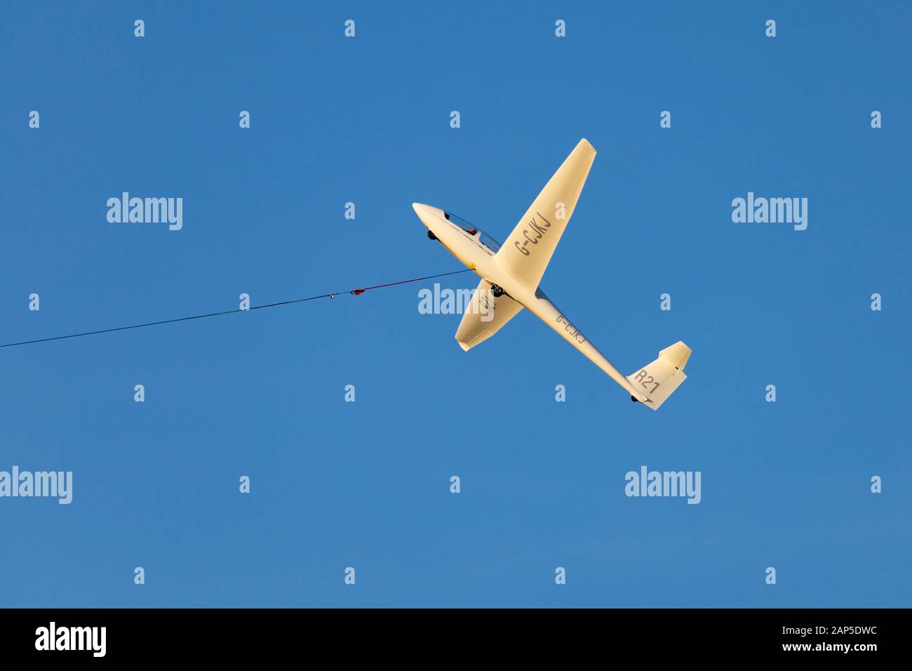 Alexander Schleicher ASK21 glider sailplane, R21, de la Royal Air Force et de vol planeur Association, RAFGSA, treuil se lance dans le ciel. Banque D'Images