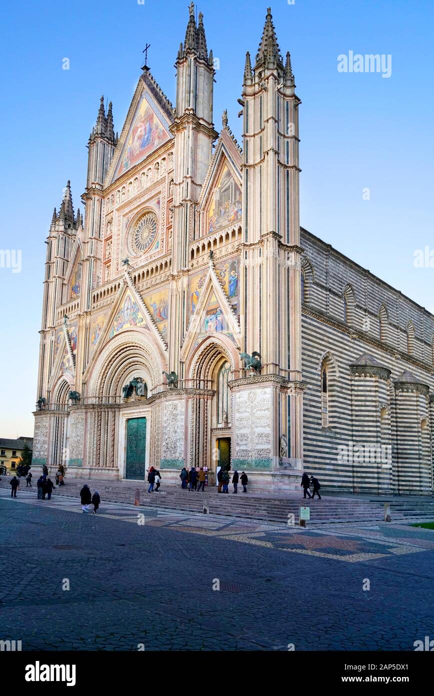 Façade de la Basilique Cathédrale de Santa Maria Assunta est le principal lieu de culte catholique à Orvieto, et un chef d'oeuvre de l'architecture gothique en Banque D'Images