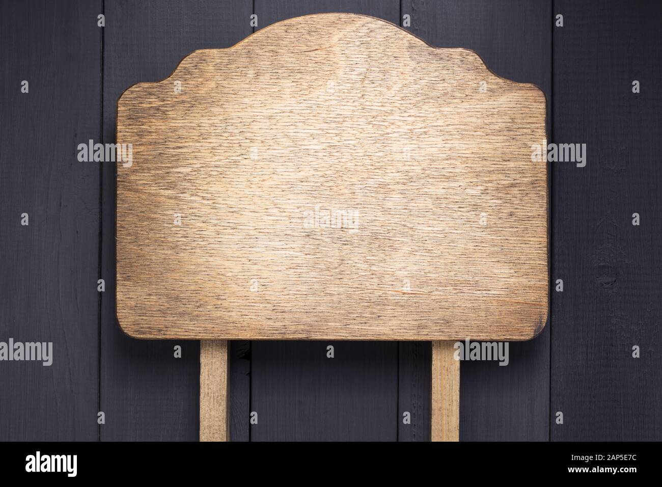 plaque signalétique à la surface de texture de fond en bois, avec vis Banque D'Images