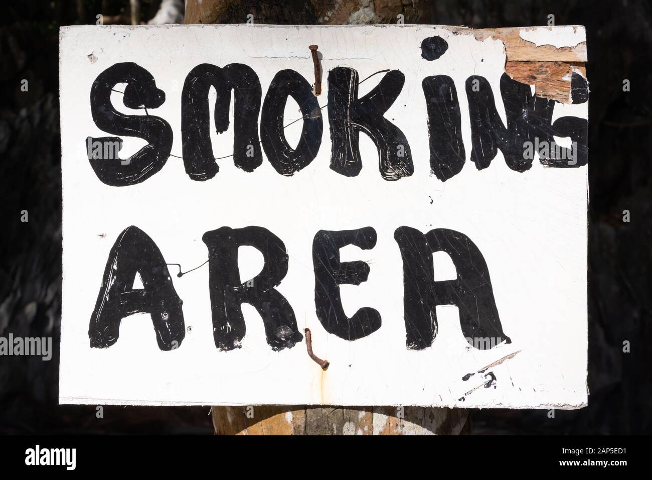 panneau de zone fumeurs cloué à l'arbre aux philippines Banque D'Images