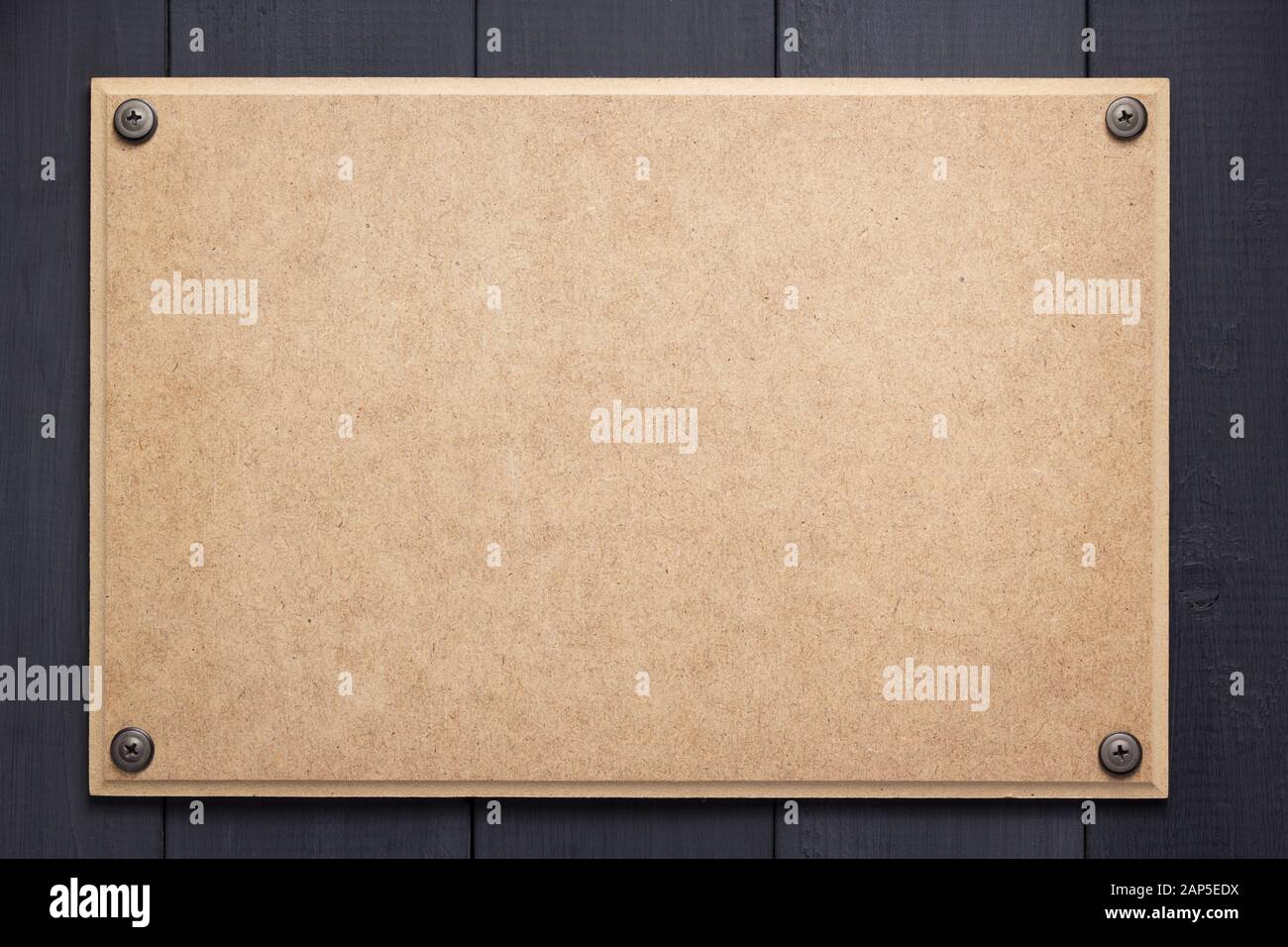 plaque signalétique à la surface de texture de fond en bois, avec vis Banque D'Images