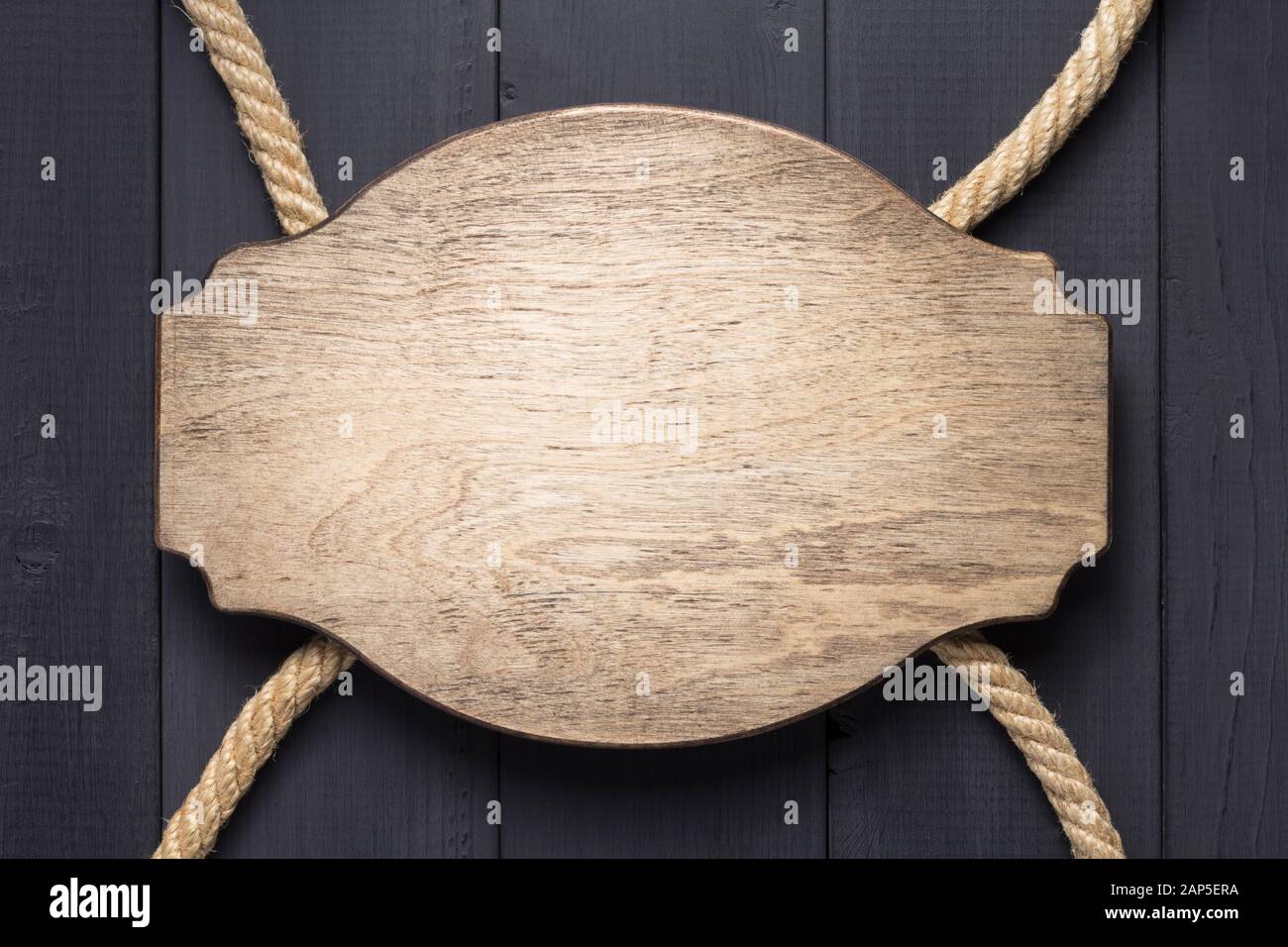 plaque signalétique à la surface de texture de fond en bois, avec vis Banque D'Images