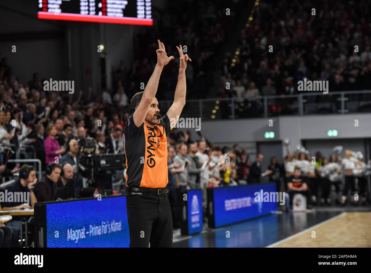 Allemagne, Bamberg, Brose Arena - 19.01.2020 - Basketball, 1 Bundesliga - Brose Bamberg vs Rasta Vechta image: Arbitre montrant le signe 3-point après Banque D'Images