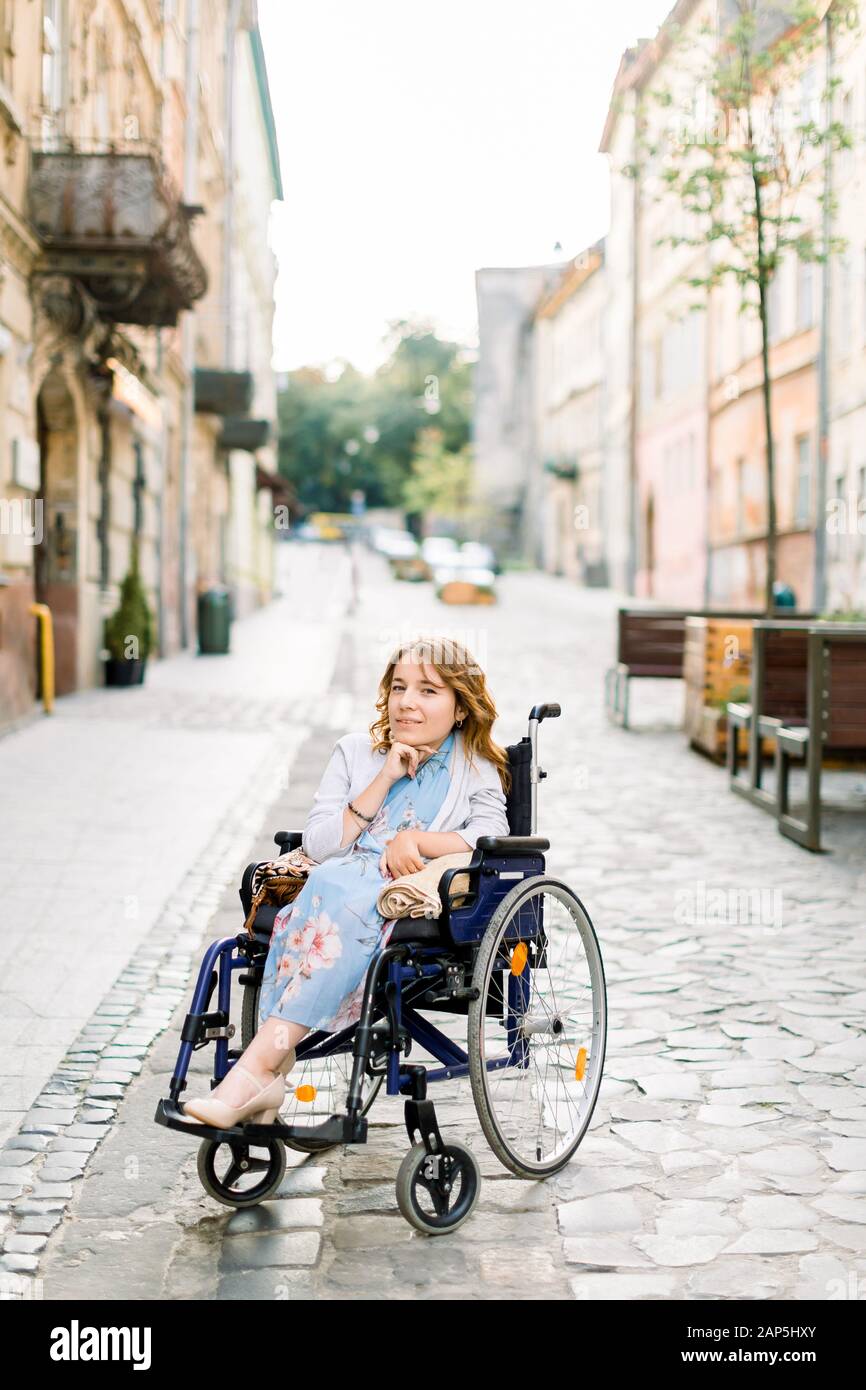 fusie Kwaadaardige tumor Magazijn jolie jeune fille blonde désactivée en robe bleue assise dans un fauteuil  roulant, à l'extérieur de la ville Photo Stock - Alamy