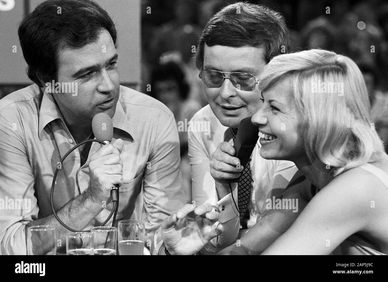 Rainer Holbe (liens) Horst und mit Schättle Kimpfel TV-Assistentin Gaby, Deutschland um 1980. Présentateur de télévision allemand Rainer Holbe (à gauche) avec Horst Schaettle et TV assistant Gabi Kimpfel à Hambourg, Allemagne 1980. Banque D'Images