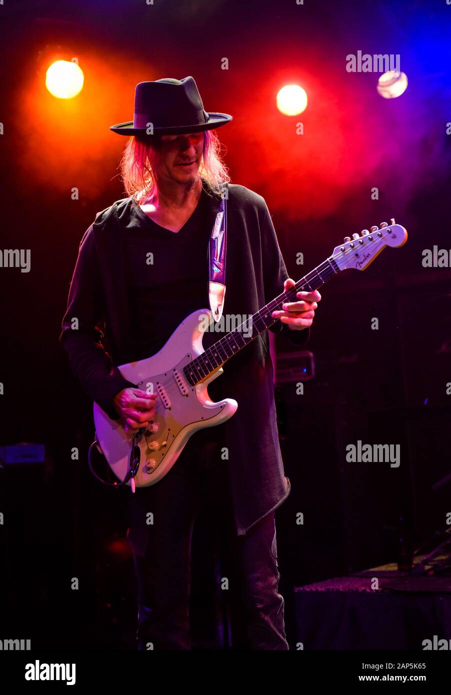 Las Vegas guitariste, Stoney Curtis, sur scène à Vamp'night club. Banque D'Images